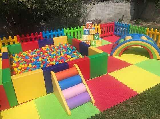 حوض كرات إسفنجي مربع (Soft Foam Ball Pit) مخصص للأطفال، ويأتي مزوداً بدرجات سلم ومنزلق صغير مساعدة للدخول والخروج بأمان