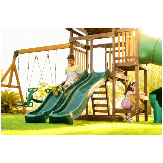 مجموعة ألعاب الأطفال الخشبية دلفين ليكوود (Dolphin Lakewood) التي توفر مساحة لعب شاملة للأطفال.