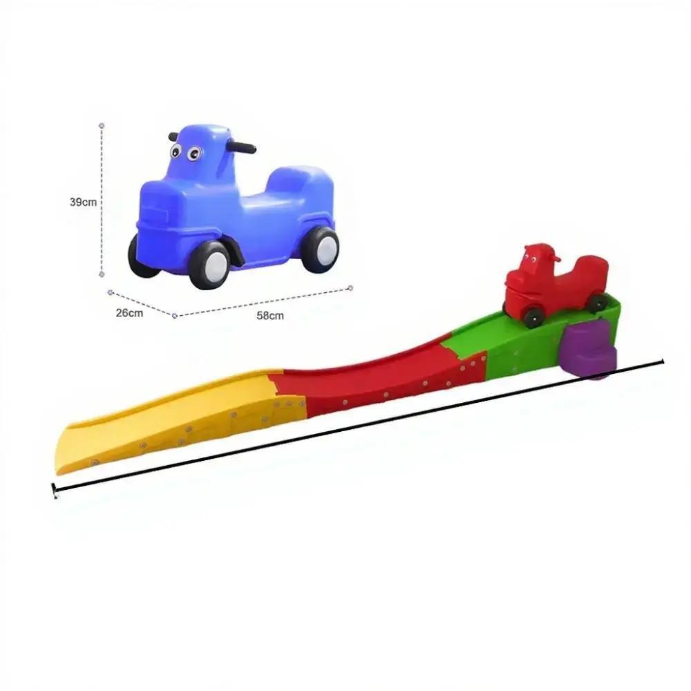 سيارة كوستر زرقاء مع زحلاقيه للأطفال.