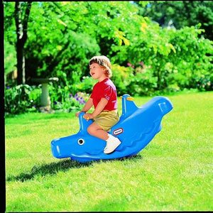 أرجوحة حوت كلاسيكية للأطفال باللون الأزرق من Little Tikes.