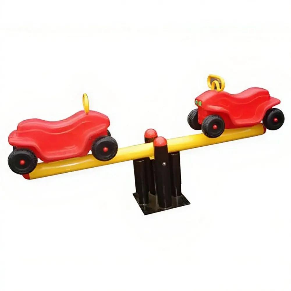 ميزان لعب للأطفال على شكل سيارة.