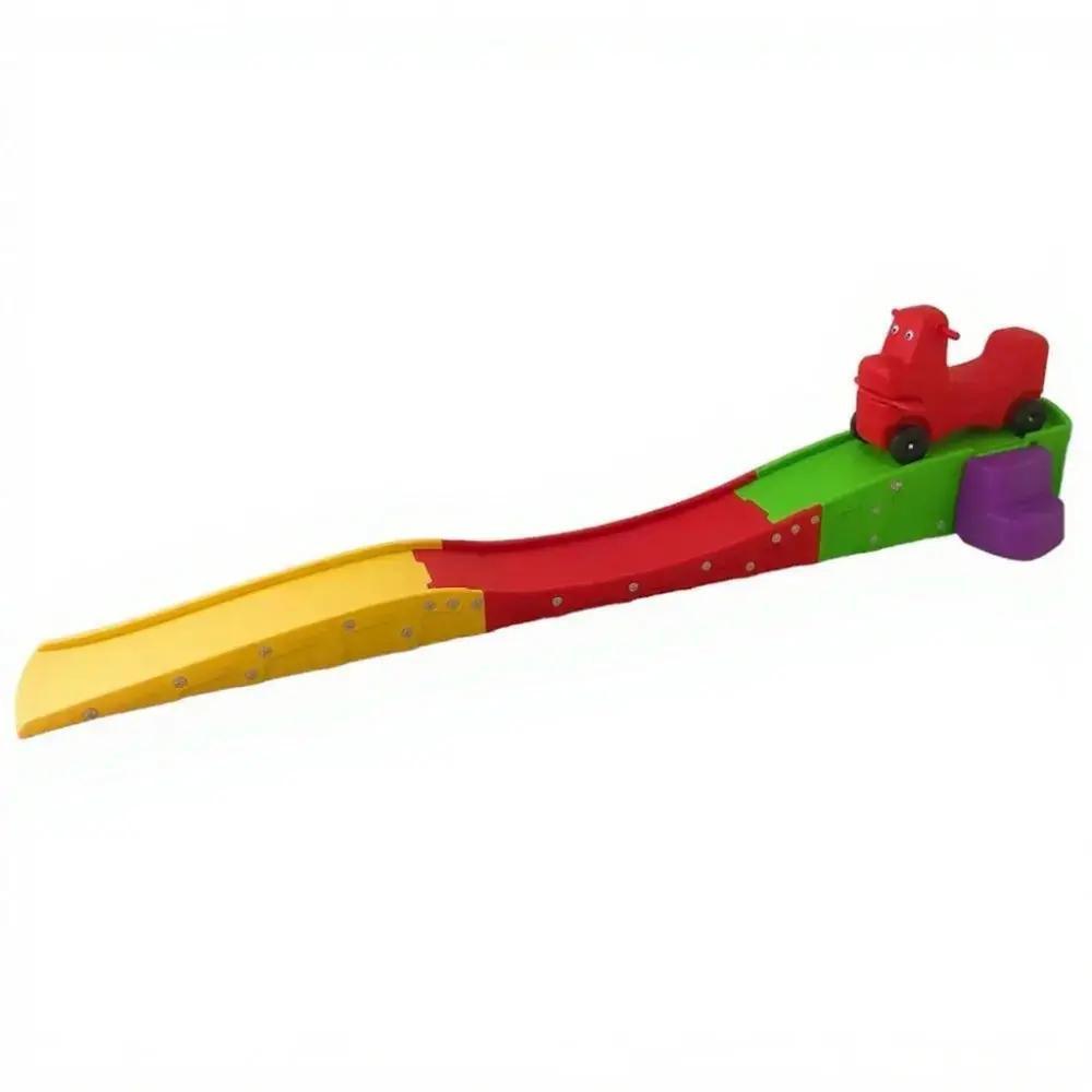 سيارة كوستر حمراء مع زحلاقيه للأطفال.