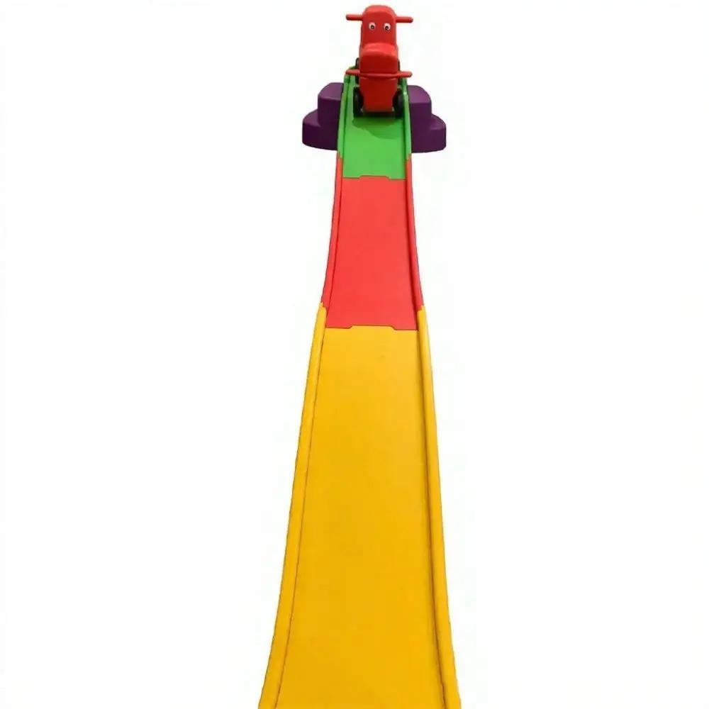 سيارة كوستر حمراء مع زحلاقيه للأطفال.