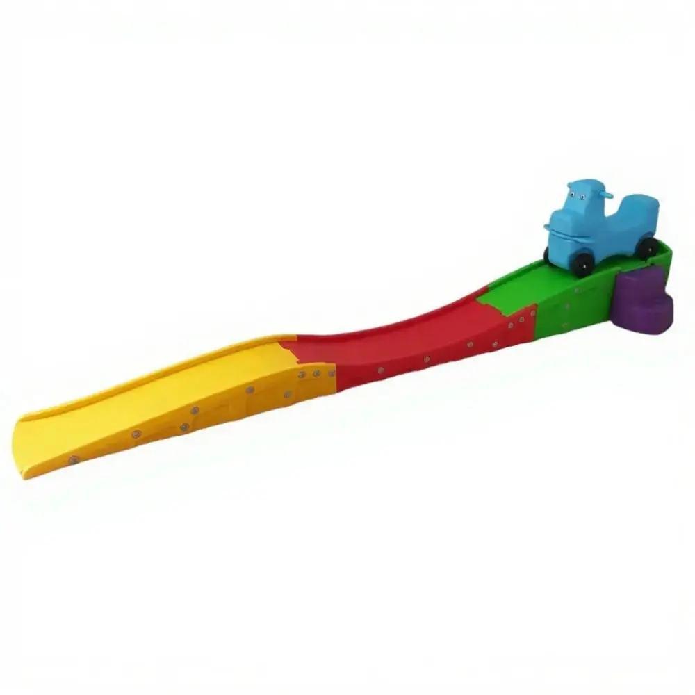 سيارة كوستر زرقاء مع زحلاقيه للأطفال.