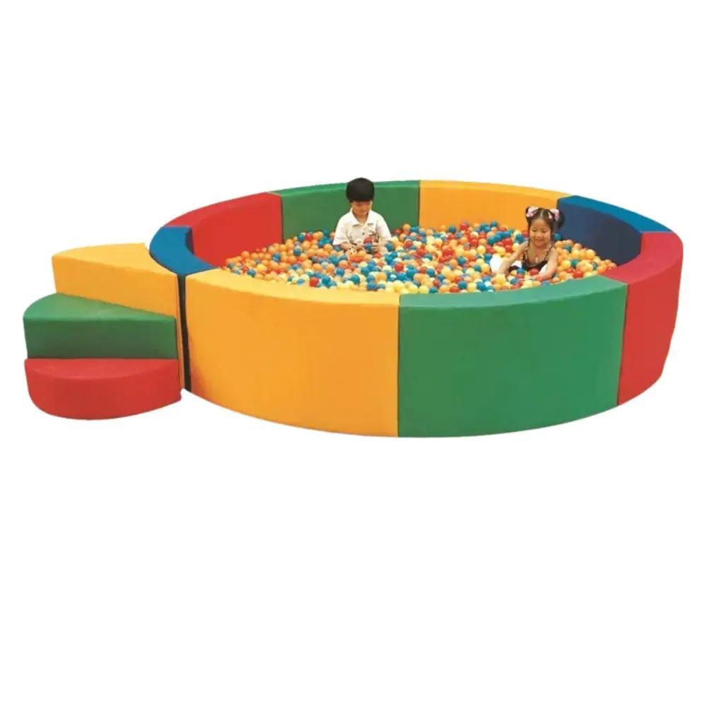 ملعب داخلي للأطفال مع مسبح كرات.